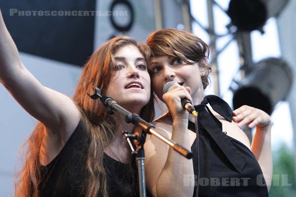 NOUVELLE VAGUE - 2005-08-20 - PARIS - Paris Plage (Pont de Sully) - Phoebe Tolmer - Melanie Pain